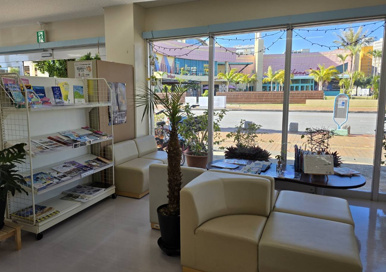 お土産などの販売スペース 北谷町観光情報センター